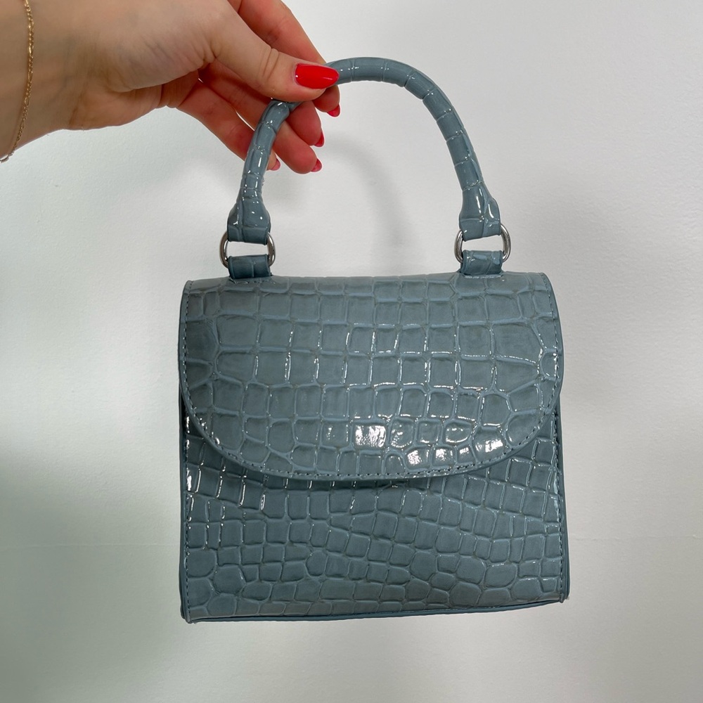 Amazon The Drop Handle Bag